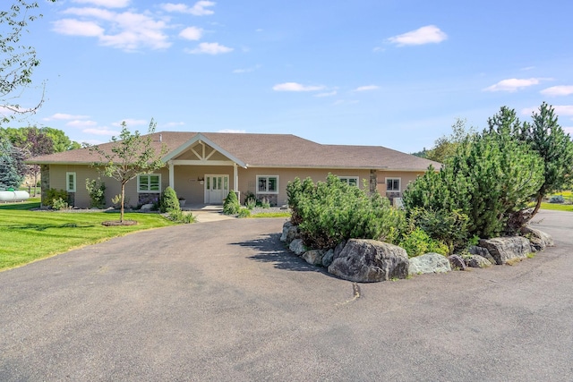 ranch-style home featuring a front lawn