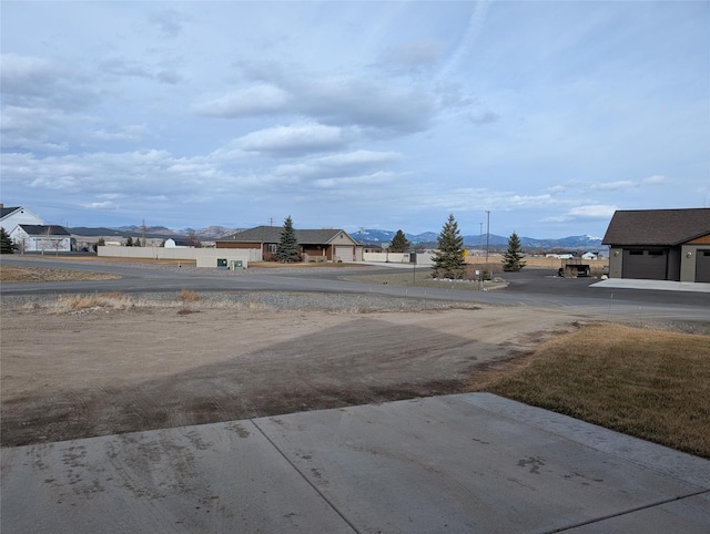 view of yard with a mountain view