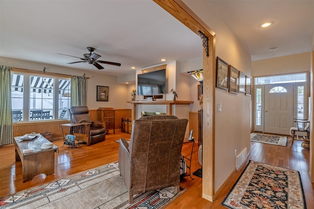 living area featuring visible vents, recessed lighting, and hardwood / wood-style floors