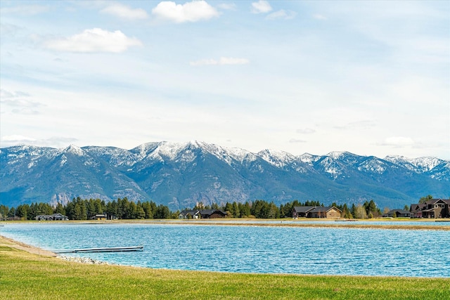 water view with a mountain view