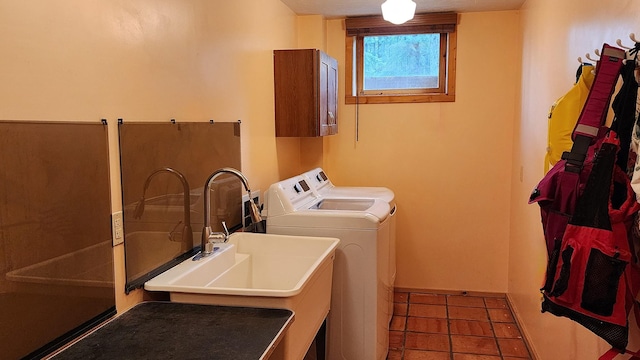 washroom featuring tile patterned floors, independent washer and dryer, and a sink