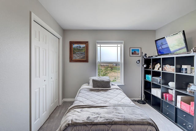 bedroom featuring a closet, baseboards, and carpet flooring