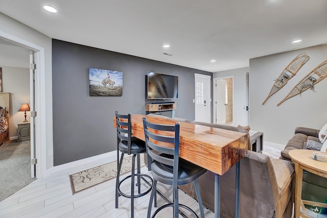 dining space featuring visible vents, recessed lighting, light wood-type flooring, and baseboards