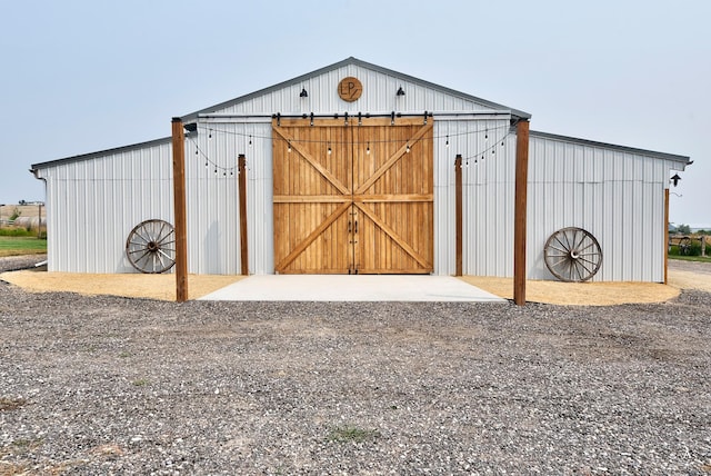 view of pole building with driveway