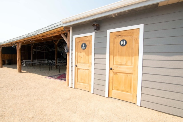 view of outdoor structure with an exterior structure and an outbuilding