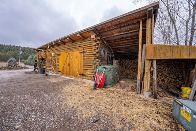 view of outdoor structure featuring an outbuilding