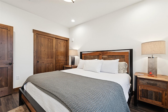 bedroom featuring a closet, recessed lighting, baseboards, and dark wood-style flooring