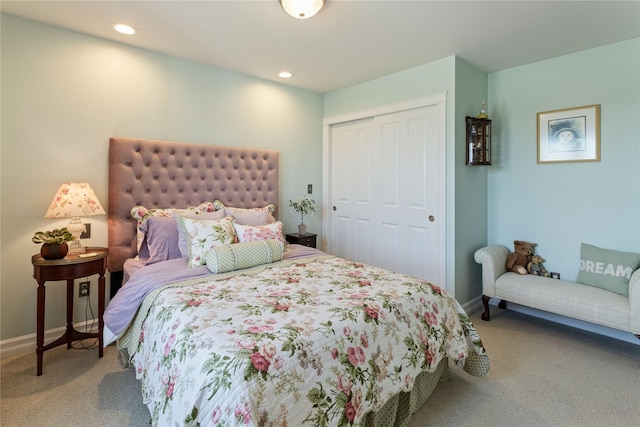 bedroom with recessed lighting, carpet flooring, baseboards, and a closet