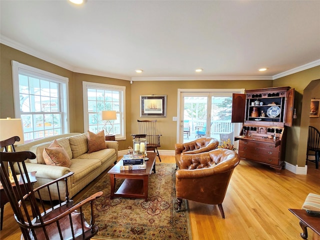 living room featuring light wood finished floors, recessed lighting, crown molding, and baseboards