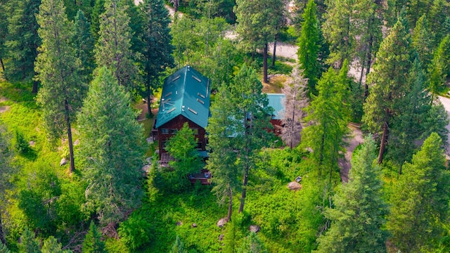 bird's eye view featuring a wooded view