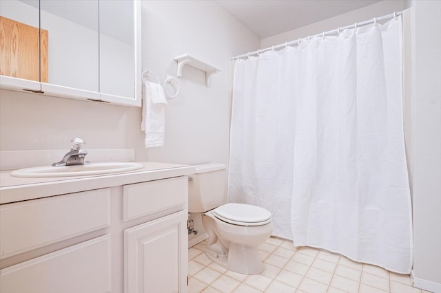 full bath featuring vanity, a shower with shower curtain, and toilet