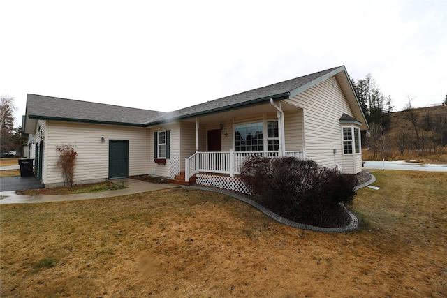 view of front of home with covered porch and a front lawn