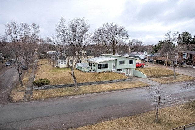 view of front facade featuring driveway and a front lawn