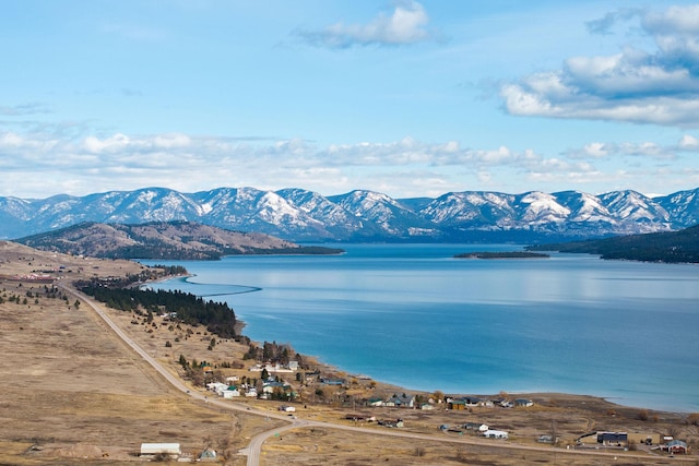 water view with a mountain view