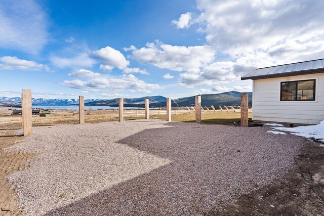 view of yard featuring a mountain view