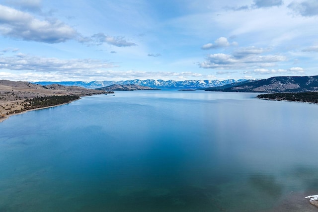 water view with a mountain view