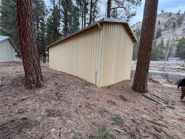 view of outdoor structure featuring an outbuilding