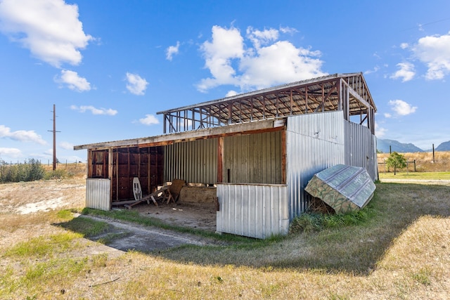 view of pole building featuring driveway