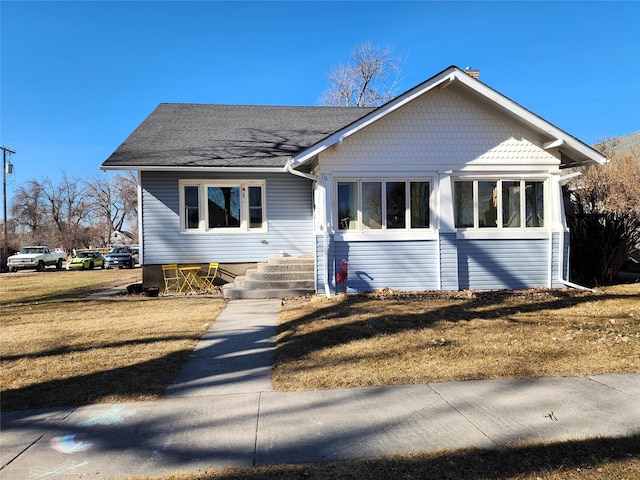 bungalow featuring a front yard