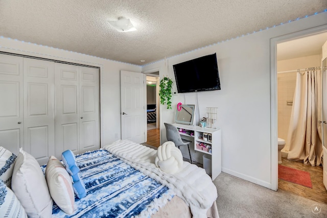 1565 Beaverhead Rd, Helena, MT 59602 - bedroom featuring a textured ceiling, a closet, connected bathroom, baseboards, and light colored carpet