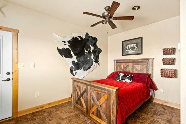bedroom with baseboards and a ceiling fan