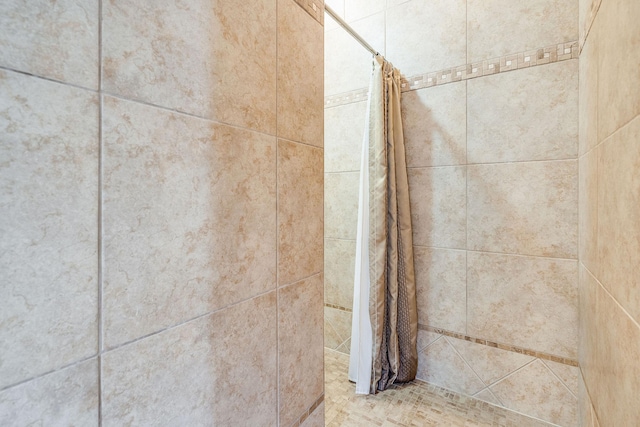 room details featuring tiled shower