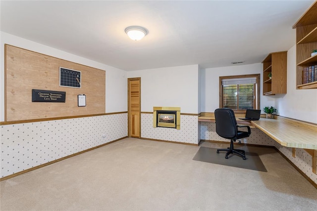 office space featuring carpet flooring, visible vents, baseboards, and wallpapered walls