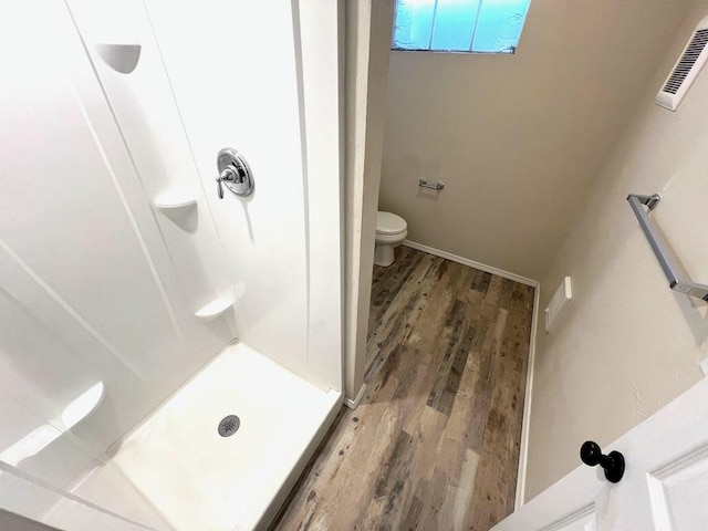659-665 Logan St, Helena, MT 59601 - full bath with visible vents, baseboards, toilet, wood finished floors, and a stall shower
