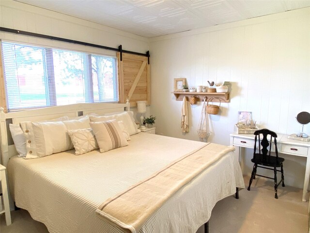 bedroom featuring a barn door