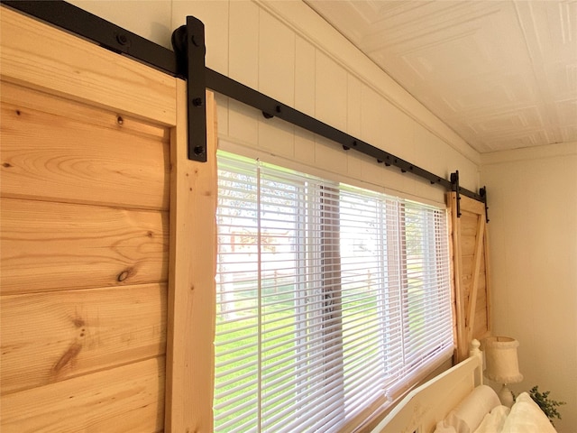 room details featuring a barn door