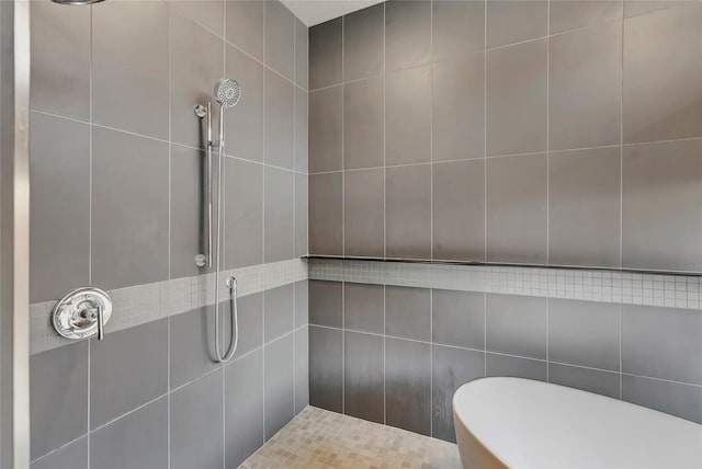 bathroom featuring tiled shower