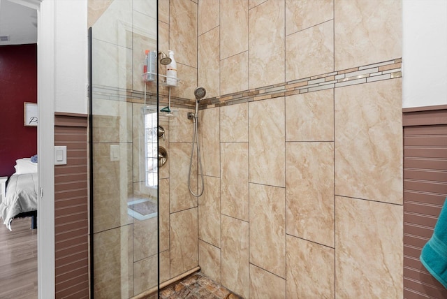 ensuite bathroom featuring ensuite bathroom, visible vents, and tiled shower