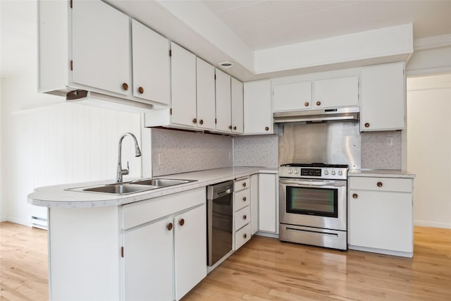 kitchen featuring stainless steel gas range, under cabinet range hood, light wood finished floors, dishwasher, and a sink