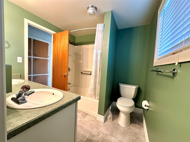 full bath featuring baseboards, double vanity, shower / bath combination with curtain, toilet, and a sink