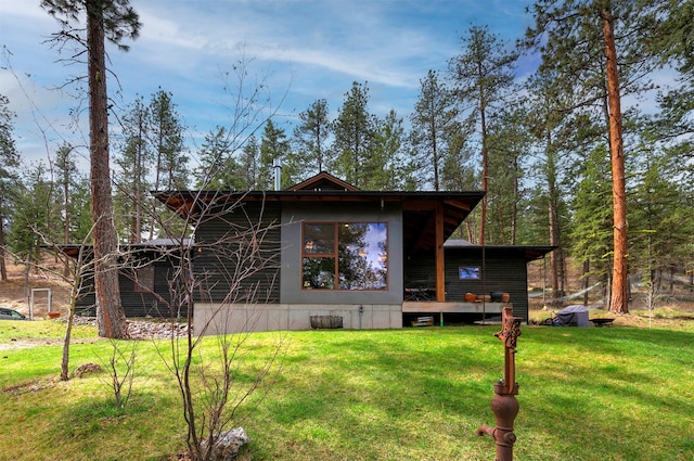 view of front of property featuring crawl space and a front lawn
