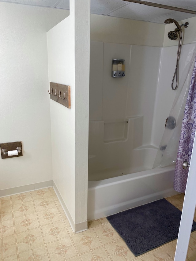 1405 2ND W Hill Dr, Great Falls, MT 59404 - full bathroom featuring shower / tub combo and baseboards