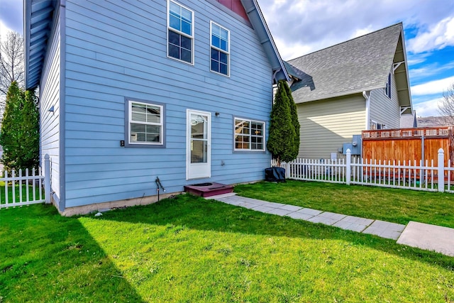 view of front of property featuring a front yard and fence