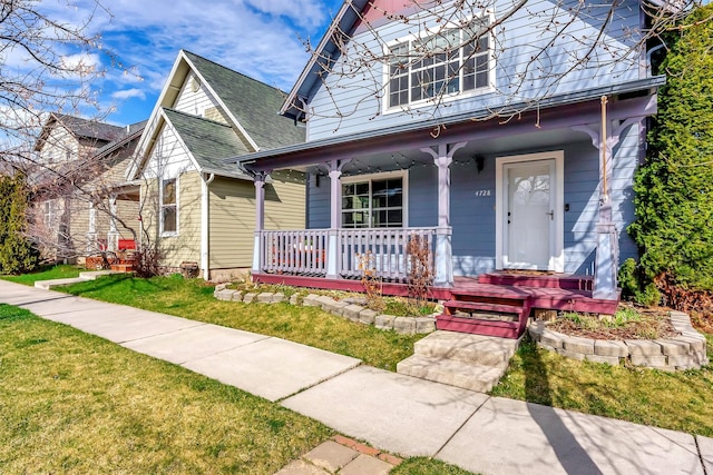 view of front of property featuring a front yard and a porch