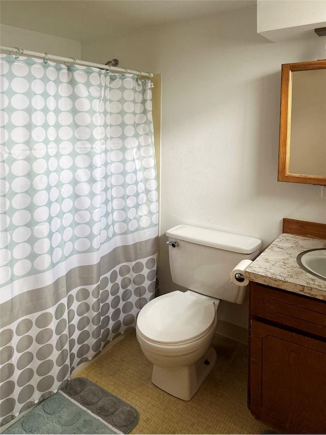 full bath featuring a shower with shower curtain, vanity, and toilet