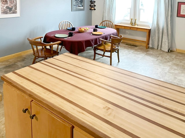 dining area featuring visible vents and baseboards