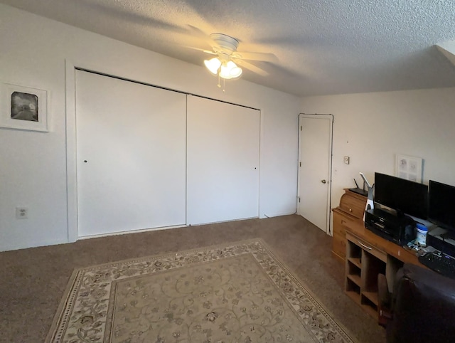 office space featuring a textured ceiling, ceiling fan, and carpet floors