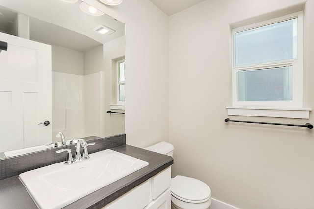 full bath featuring visible vents, toilet, vanity, and baseboards