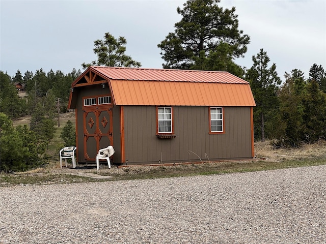 view of outdoor structure with an outbuilding