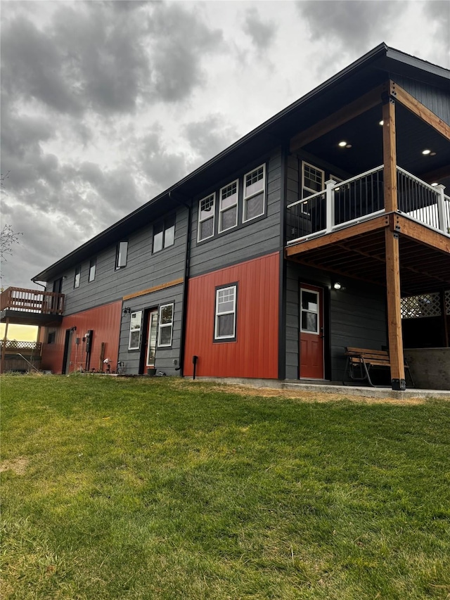 back of house featuring a lawn