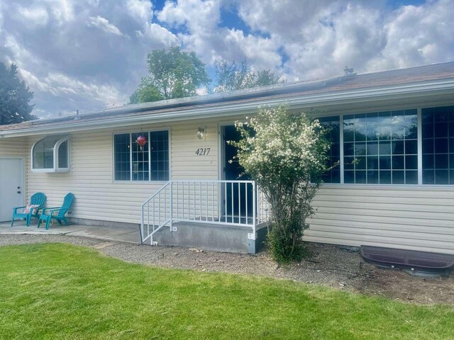 4217 Larkspur Dr, Missoula, MT 59803 - kitchen featuring a ceiling fan, appliances with stainless steel finishes, a sink, open floor plan, and white cabinetry