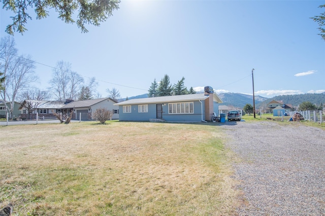 ranch-style home featuring a front lawn and driveway