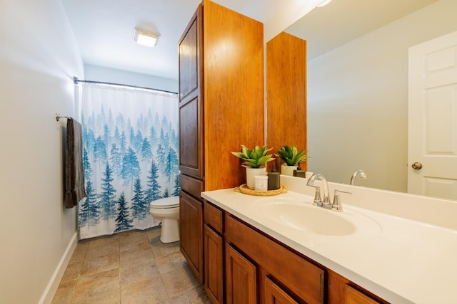 bathroom with toilet, vanity, baseboards, and a shower with shower curtain
