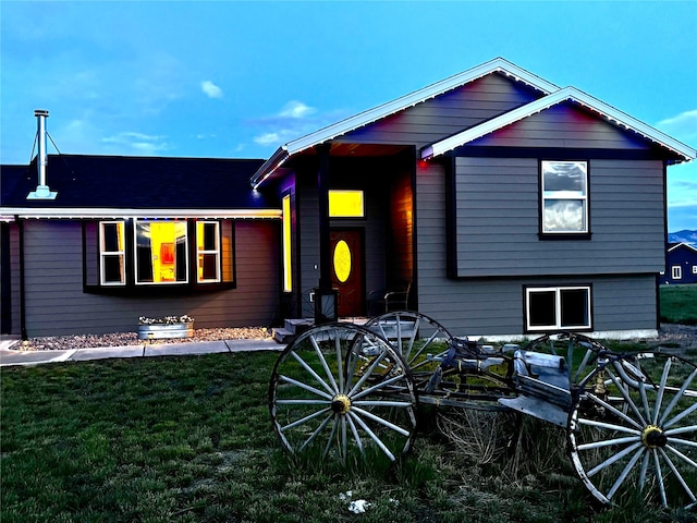 view of front of home featuring a front lawn