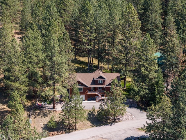 birds eye view of property featuring a forest view