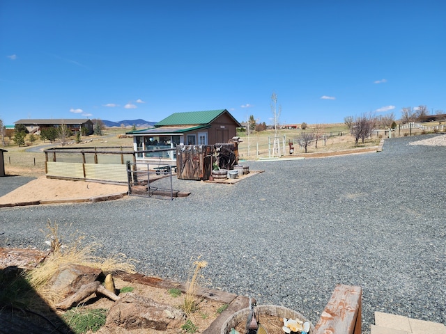 view of yard featuring an outdoor structure